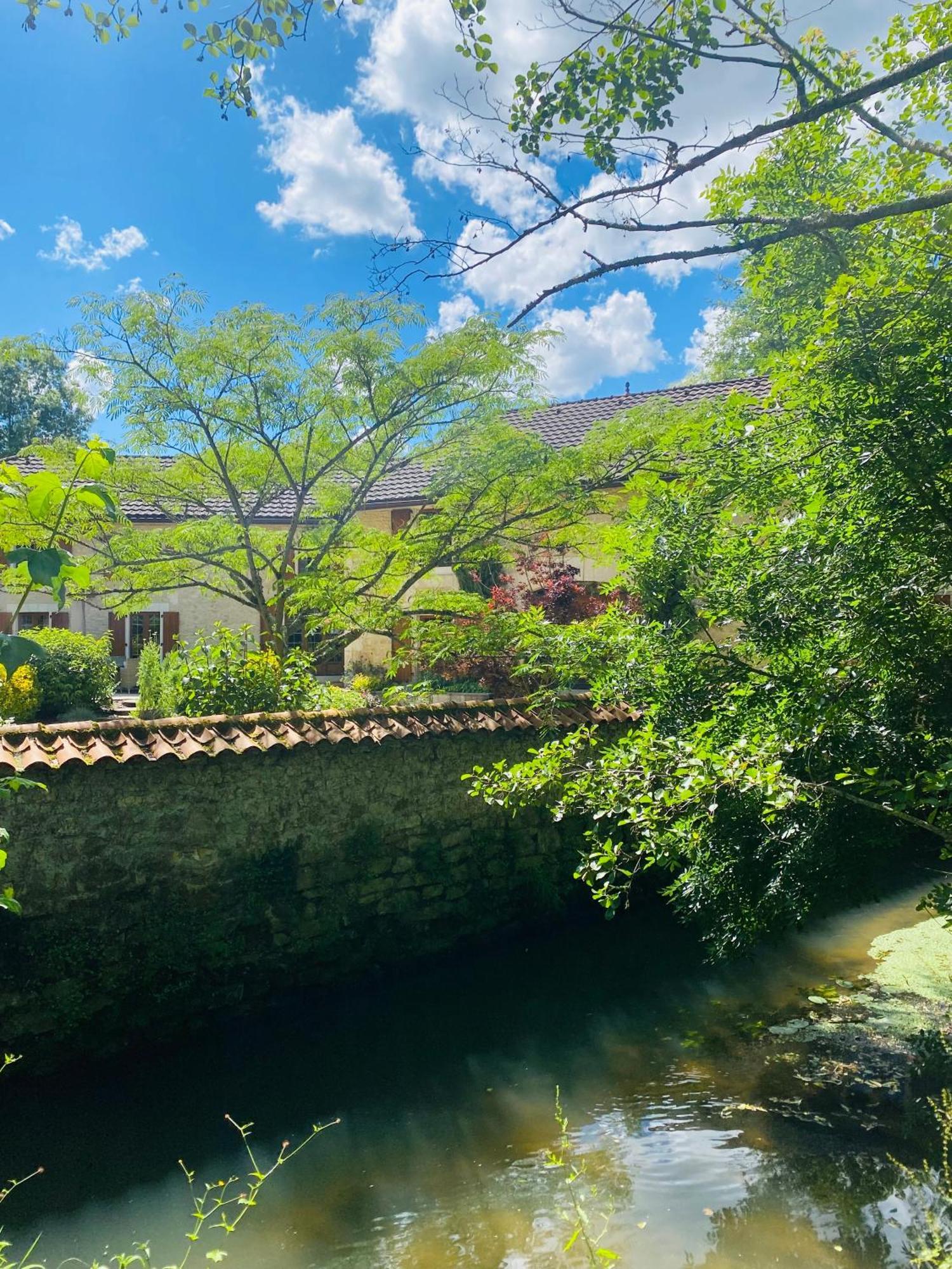 Moulin Du Fontcourt Bed & Breakfast Chasseneuil-sur-Bonnieure Luaran gambar